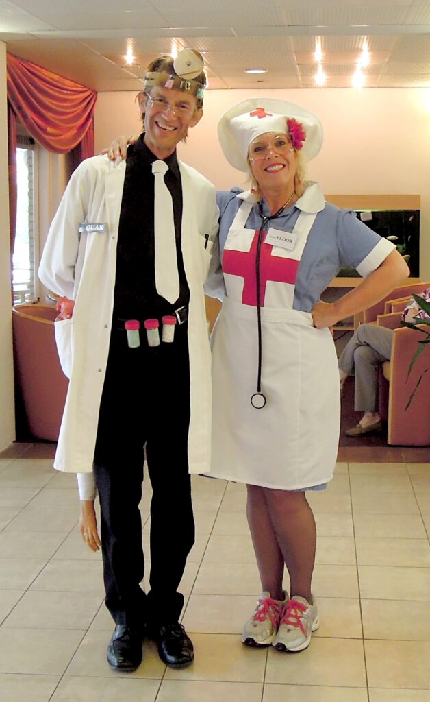 lachende dokter en zuster in het ziekenhuis
